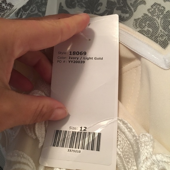 Private collection wedding dress. New with tags - Picture 4 of 5